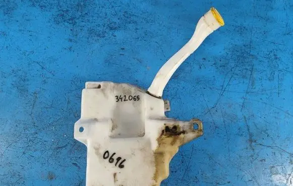 Ford Escape III Windshield washer fluid reservoir/tank FJ5Z17618A