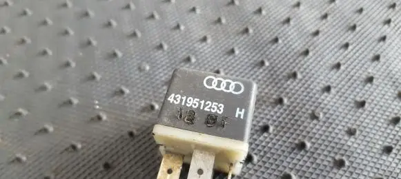 Volkswagen PASSAT B5 Other relay 431951253H