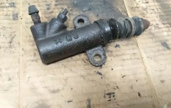Mazda 323 F Clutch master cylinder