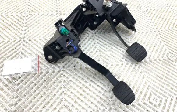 Opel Movano B Pedal assembly 180101626R