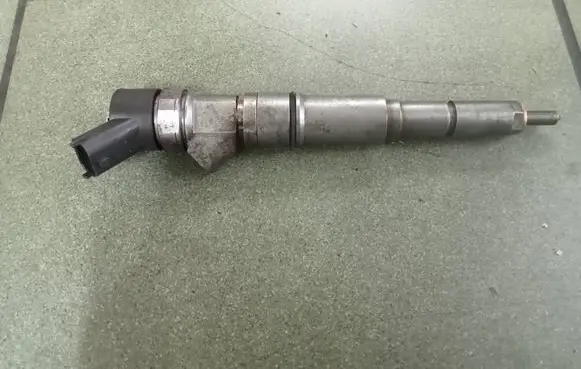 BMW 5 E39 Fuel injector 0445110266