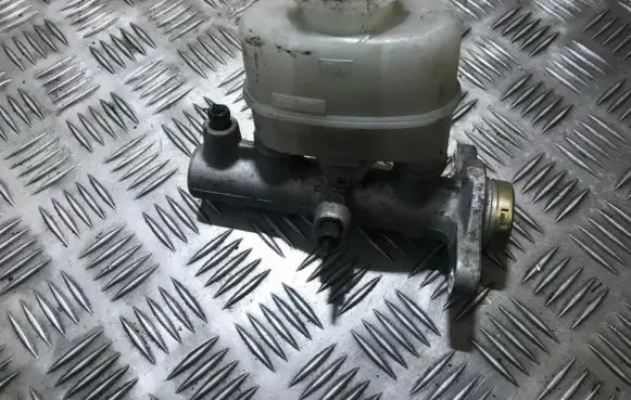 Nissan Almera N16 Master brake cylinder