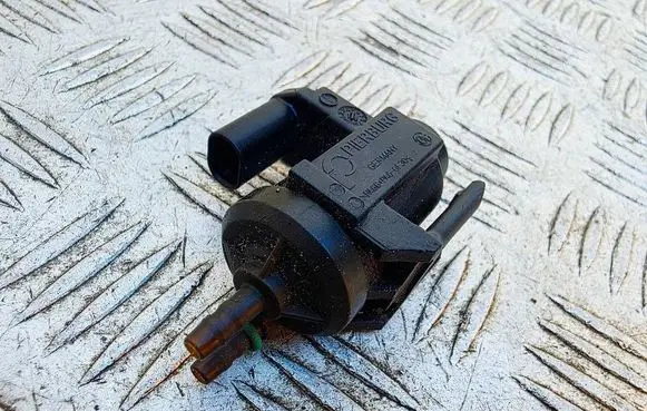 BMW 2 F22 F23 Vacuum valve 8570591 7078502
