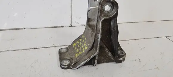 Nissan Leaf I (ZE0) Engine mounting bracket