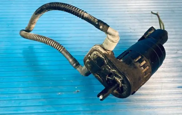 Volkswagen Golf V Windscreen/windshield washer pump 1T0955651A