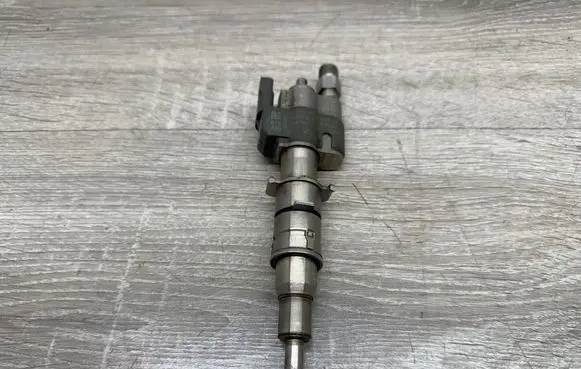 BMW 1 E81 E87 Fuel injector 7589048 10181010