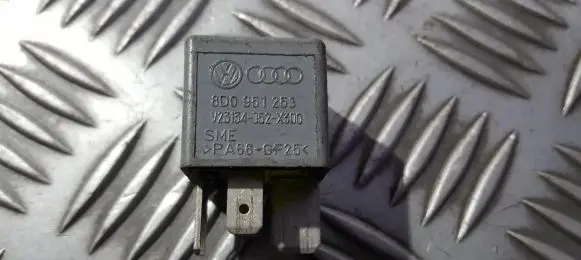 Volkswagen PASSAT B5.5 Other relay 8d0951253 v23134-j52-x300