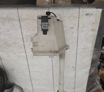 Windshield washer fluid reservoir/tank
