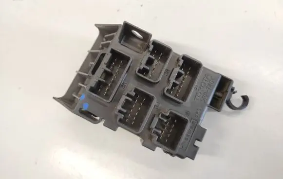 Toyota Corolla Verso AR10 Fuse module 358273405030 82734