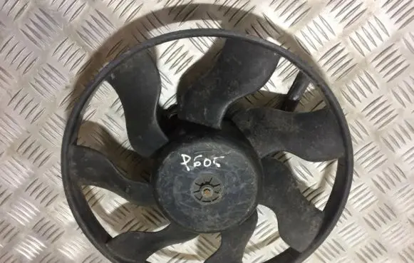 Radiator cooling fan shroud