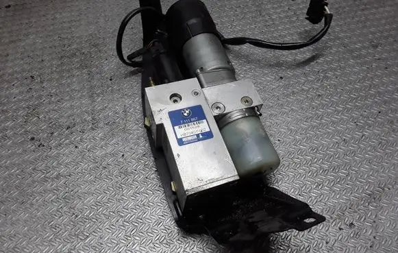 BMW 5 E60 E61 Tailgate hydraulic pump motor 7111867