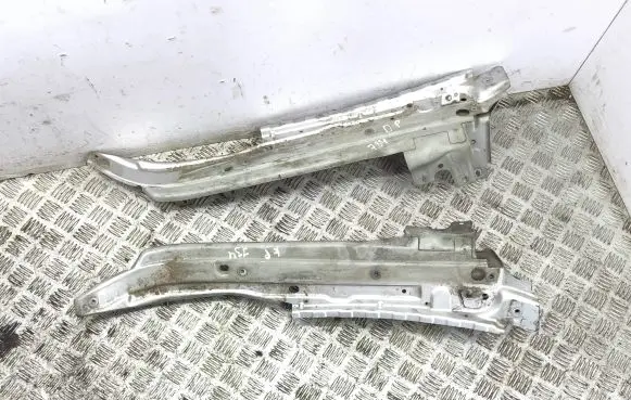 Audi Q7 4L Fender mounting bracket