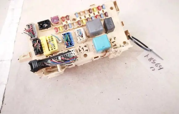Toyota Avensis T250 Fuse box set 82641ca020f 82641-ca020-f