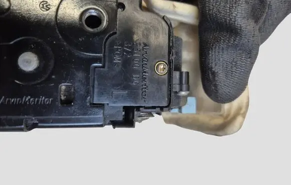 Volkswagen Golf V Front door lock 25100D6