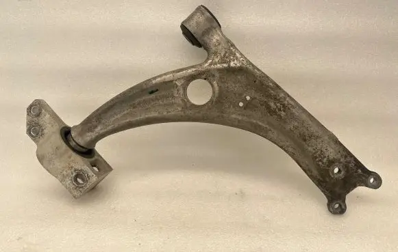 Volkswagen PASSAT B6 Front lower control arm/wishbone 3C0407153B