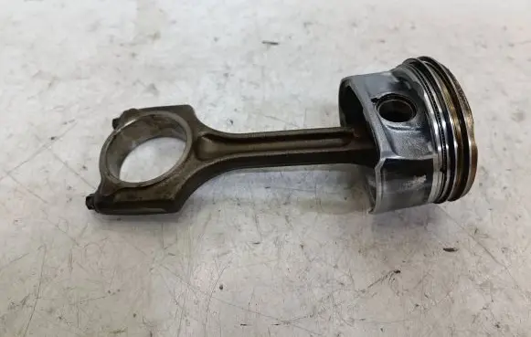 Peugeot 3008 I Piston with connecting rod