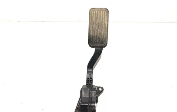 Accelerator throttle pedal
