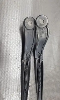 Chrysler Sebring (ST-22 - JR) Front wiper blade arm