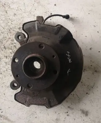 Suzuki Swift I Front wheel hub