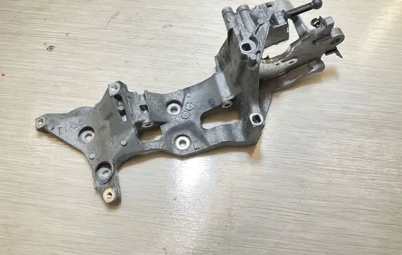 Audi Q5 SQ5 Engine mounting bracket 04L903143D
