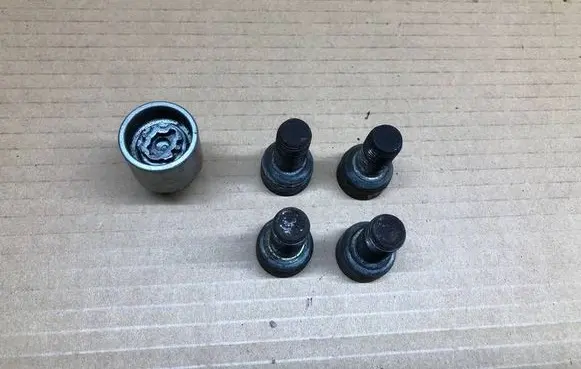Seat Leon (5F) Anti-theft wheel nuts and lock