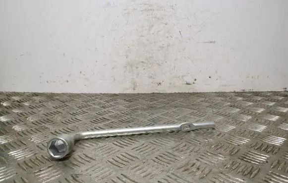 Mitsubishi Outlander Wheel nut wrench 