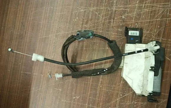 Peugeot Partner Front door lock 828405