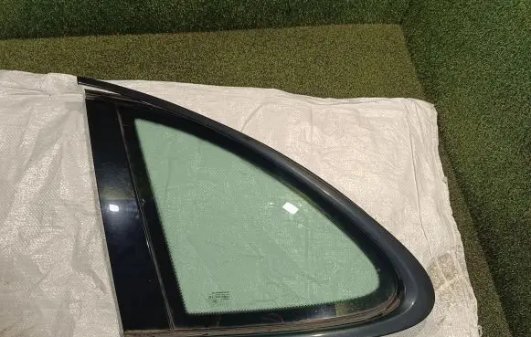 Porsche Cayenne (92A) Rear vent window glass 43R00049 DOT24M25AS2 E000255