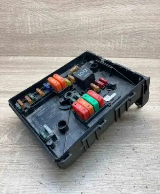 Volkswagen Golf V Fuse module 1K0937125A 1718130