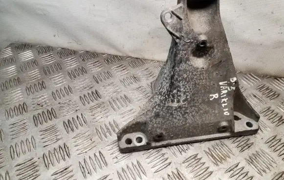Volkswagen PASSAT B5 Engine mounting bracket 8D0199308L