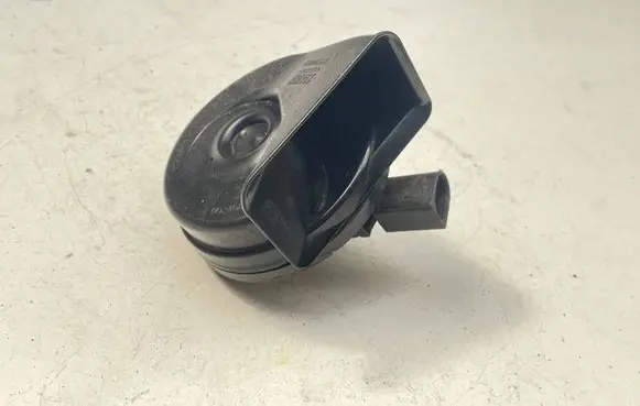 Volkswagen Polo V 6R Rear glass lock/latch Q132 1EA951221