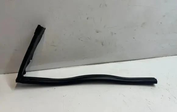 Mercedes-Benz CLS C218 X218 Engine compartment rubber A2186280198