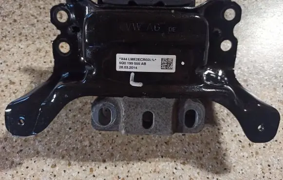 Engine mount vacuum valve