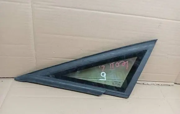 Seat Leon (1P) Front triangle window/glass 1P0845411