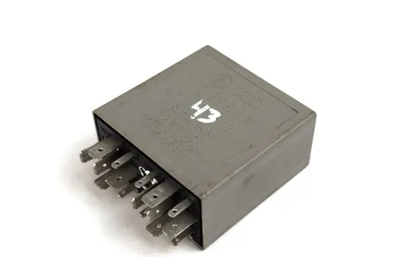 Volkswagen PASSAT B5.5 Window wiper relay 1j0955531