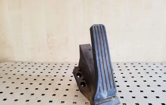 Mercedes-Benz C W204 Accelerator throttle pedal A2043000004