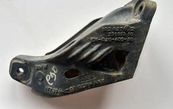 BMW 3 E90 E91 Engine mounting bracket 23191310