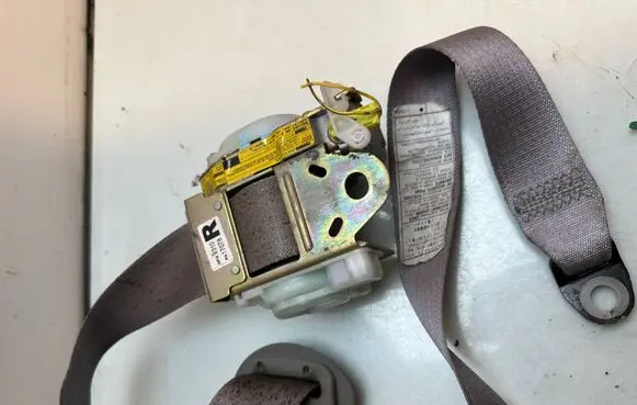 Toyota Avalon XX20 Front seatbelt 9310
