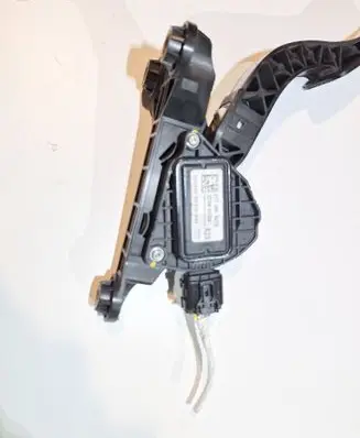 Hyundai i30 Accelerator throttle pedal 32700G4200 B1710072107 A1724041616