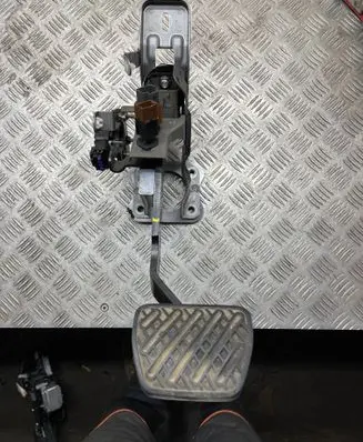 Infiniti M30 Brake pedal 