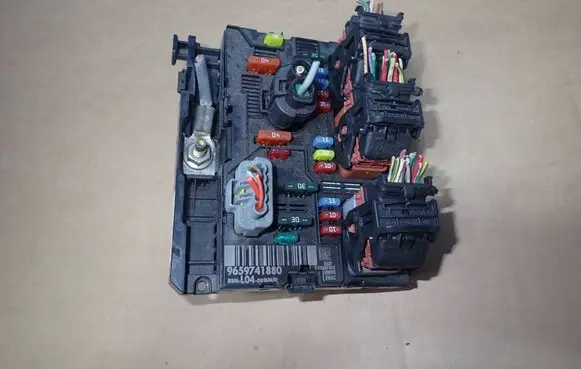 Peugeot 207 Fuse module 9659741880 000250805