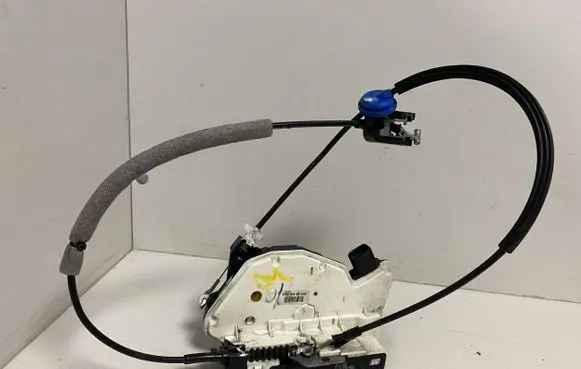 Volkswagen Scirocco Front door lock 5N2837015A