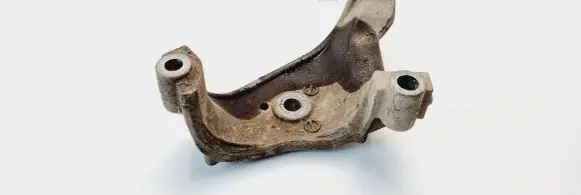 Mazda Xedos 9 Engine mounting bracket