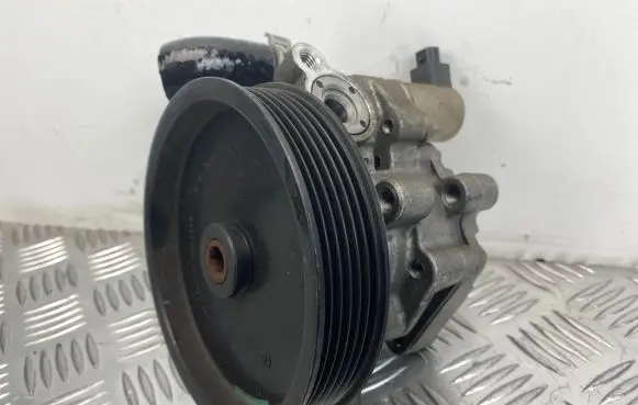 Mercedes-Benz C W204 Power steering pump A0064666501 4138112