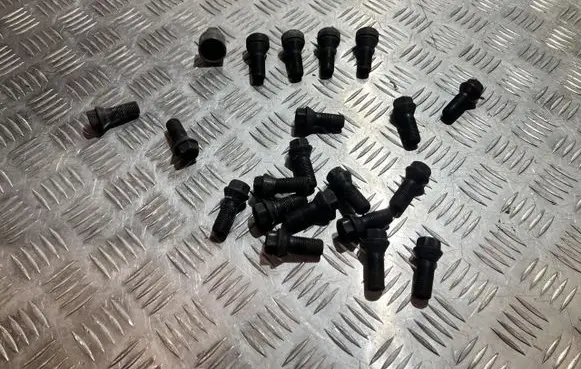 BMW 1 F40 Anti-theft wheel nuts and lock TM24640