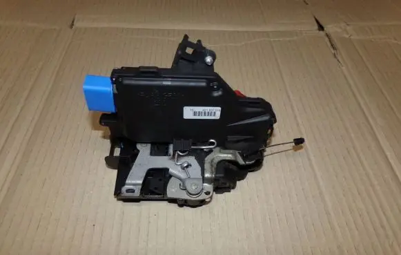 Volkswagen Cross Touran I Front door lock 