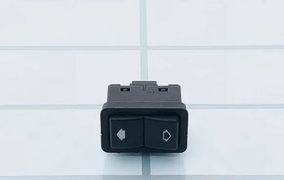 BMW 5 E39 Electric window control switch 8368974