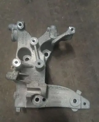 Peugeot 3008 I Generator/alternator bracket 9674030280