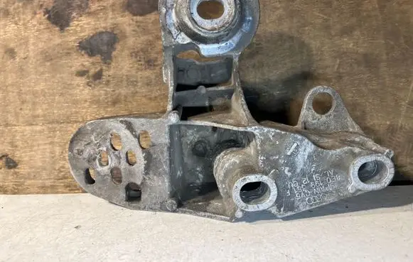 Audi A4 S4 B7 8E 8H Engine mounting bracket 8E0199351F