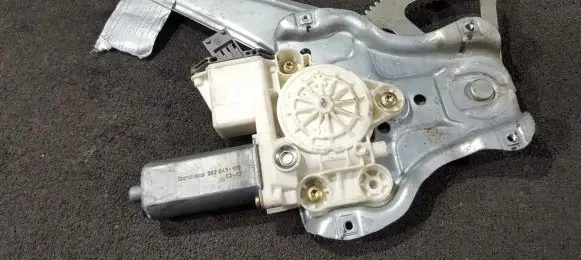 Toyota Avensis T250 Sliding door window regulator with motor 6983005100